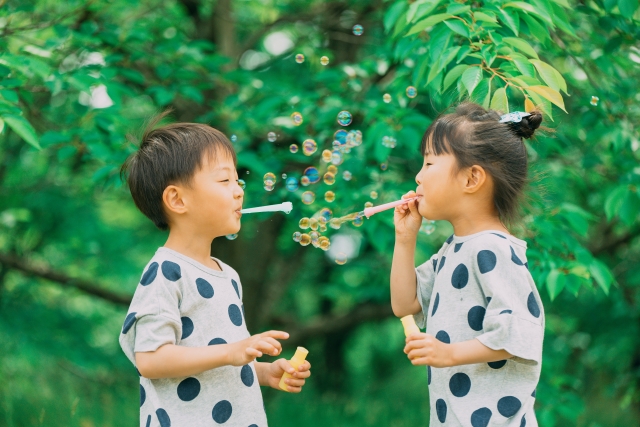 子どもたちがシャボン玉を
吹いている画像