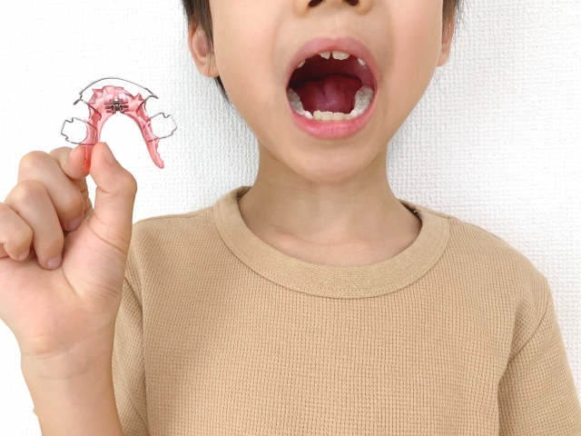 矯正装置を持つ子どもの画像