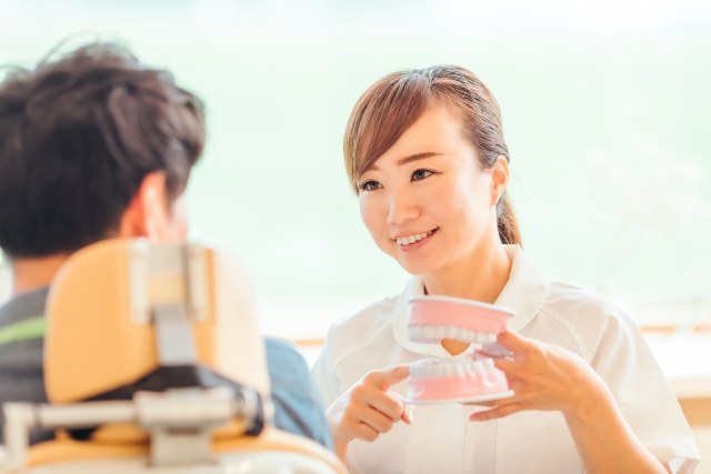 足利市の矯正歯科をイメージした歯科衛生士による治療説明の様子