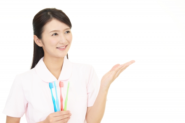 足利市の矯正歯科をイメージした、歯科衛生士が案内をしている画像
