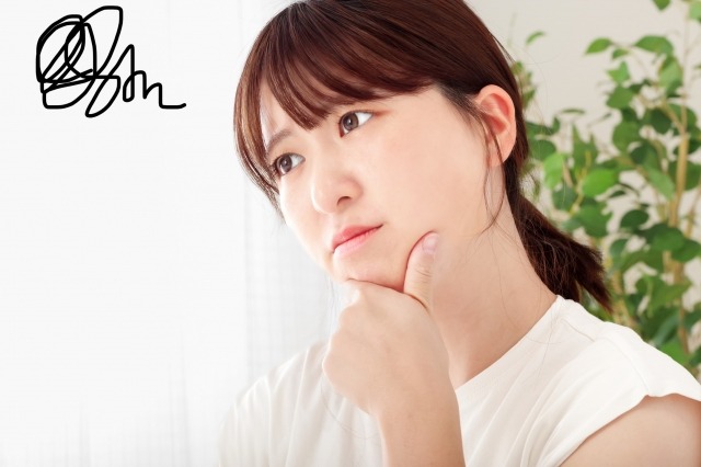 リテーナーをさぼって歯が動くことを心配する女性の画像