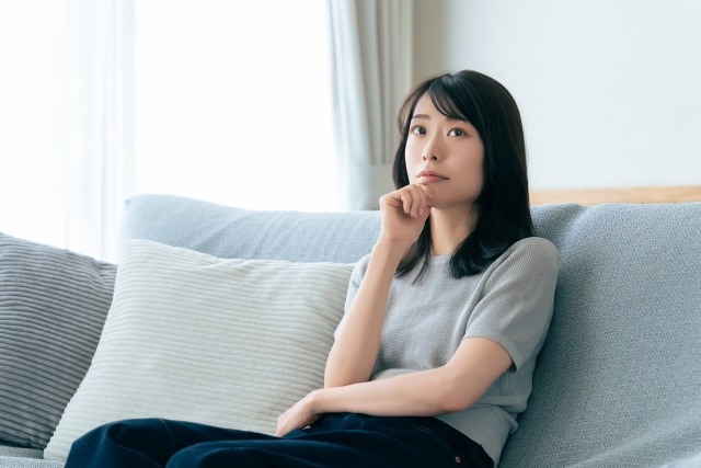 矯正治療に関する不安を抱える女性の画像