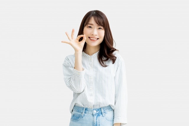女性が手でOKサインを作っている画像