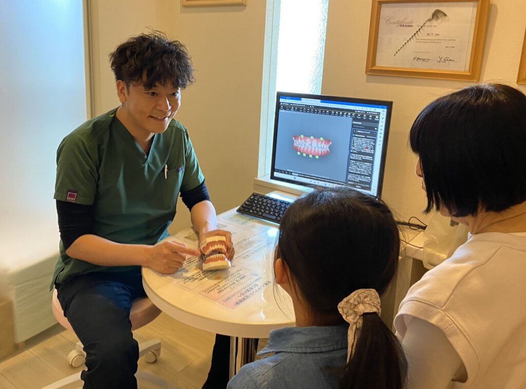 歯科で矯正治療の相談を行っている様子を示す画像