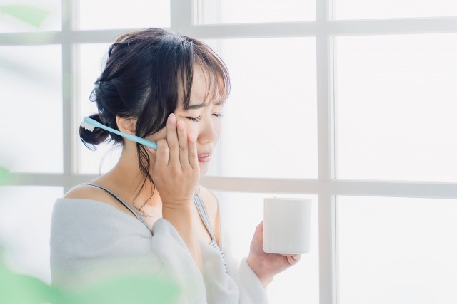 矯正治療中の女性が虫歯に悩んでいる画像