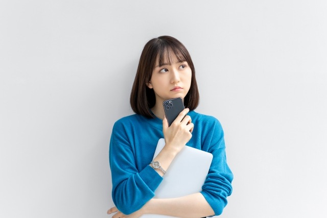 矯正費用に不安を感じる女性のイメージ画像