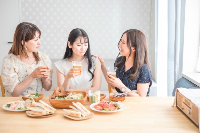 矯正中の食事への不安を持つ女性の画像