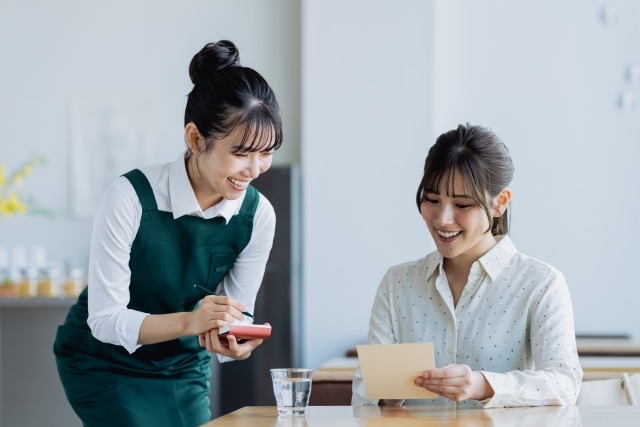 外食を楽しむ女性の画像