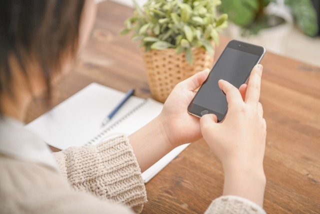 歯医者の口コミをスマホでチェックする画像