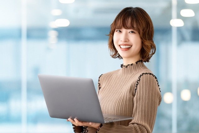 矯正で整った歯並びを手に入れた女性のイメージ画像