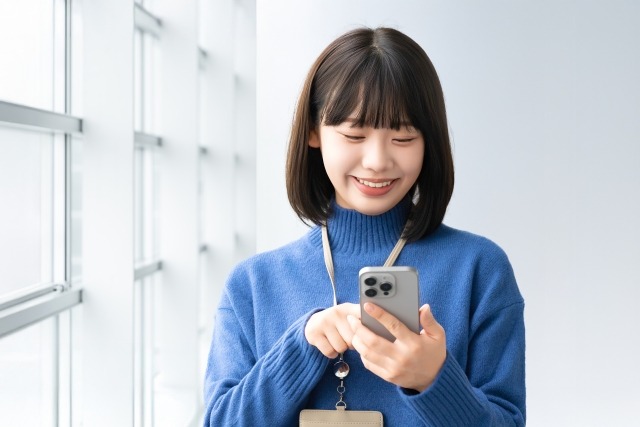 歯医者のネット予約を利用する女性の画像