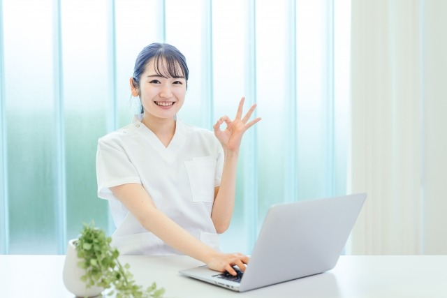OKサインを作る医療従事者