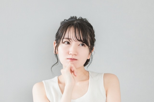 矯正治療の方法を悩んでいる女性
